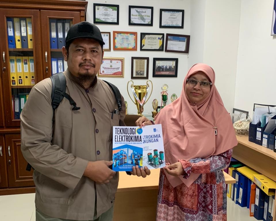 Serah Terima Buku Donasi "Teknologi Elektrokimia & Elektrokimia Lingkungan" untuk Perbendaharaan Literatur Prodi Teknik Lingkungan